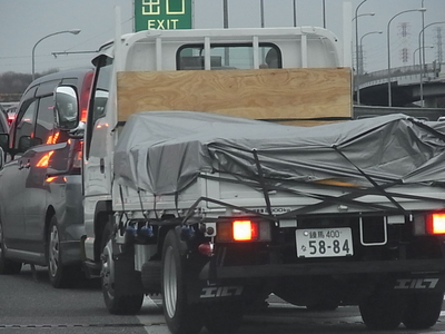 調布インターチェンジの出口渋滞へ割り込むクルマ　トラック